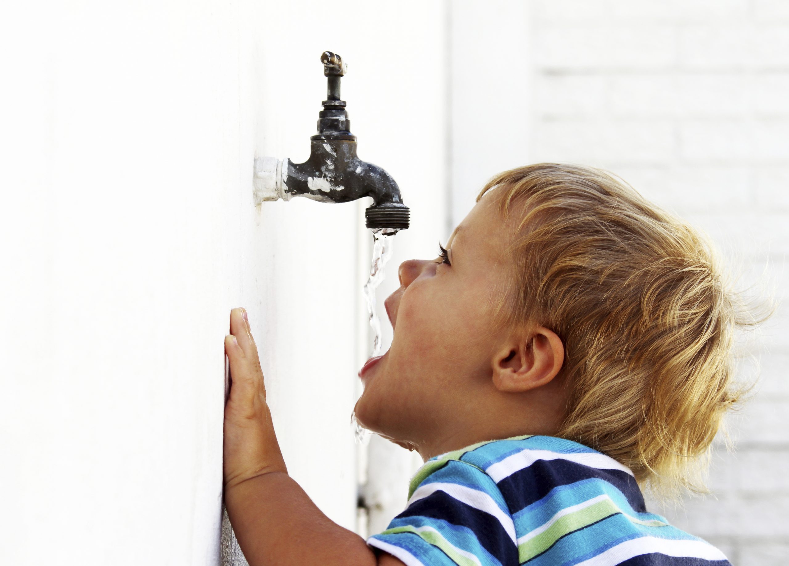 В роде шума воды. Вода из крана. Ребенок пьет воду. Пьет из крана. Пить воду из под крана.